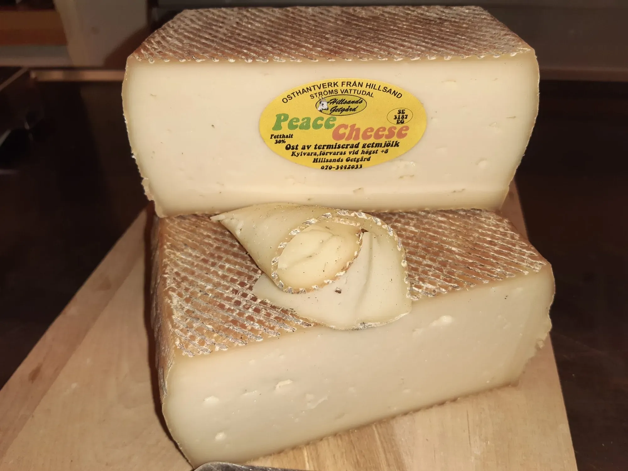 Hårdost märkt Peace Cheese från Hillsands Getgård